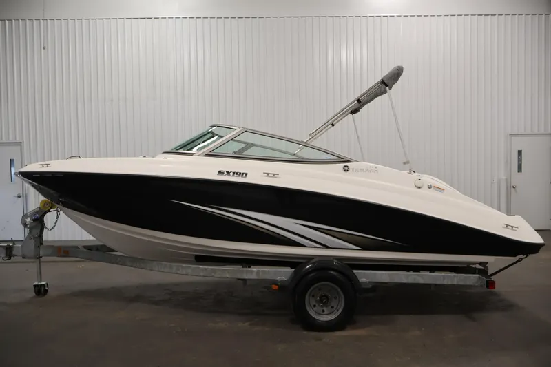 Slide: The Image of 2016 Yamaha Boats SX190 on trailer in indoor storage facility. - 7