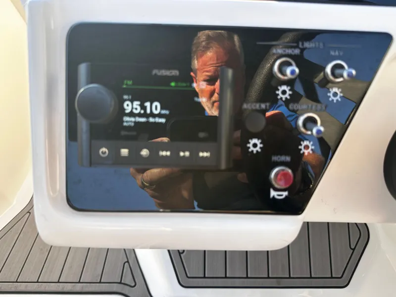 Slide: The Image of Sea Ray SPX 210 Outboard 2023 - 22