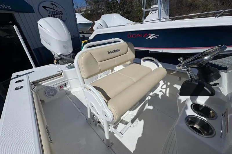 Slide: The Image of 2015 Everglades 243 Center Console boat interior with seating and steering wheel. - 10