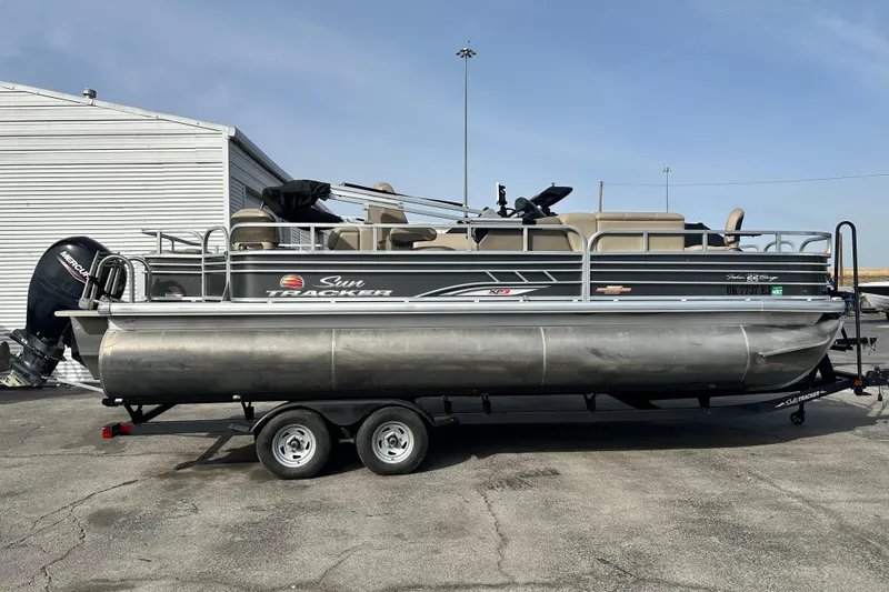 The Image of 2023 SUNTRACKER XP3 Fishin' 22 Barge DLX pontoon boat on trailer, side view. - 1