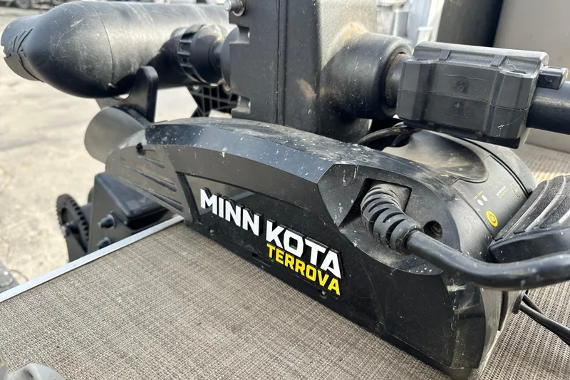 Slide: The Image of Minn Kota Terrova motor on 2023 SUNTRACKER XP3 Fishin' 22 Barge DLX boat. - 11