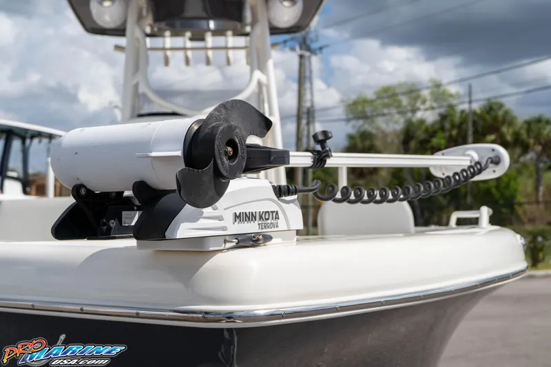 Slide: The Image of 2021 Skeeter SX2550 Family boat with Minn Kota Terrova trolling motor. - 12