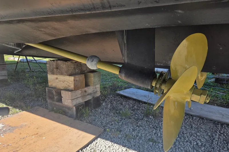 Slide: The Image of Propeller and shaft of 2000 Carver 450 Voyager Pilothouse on wooden blocks. - 99