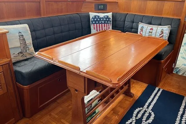 Slide: The Image of Salon Table - 44