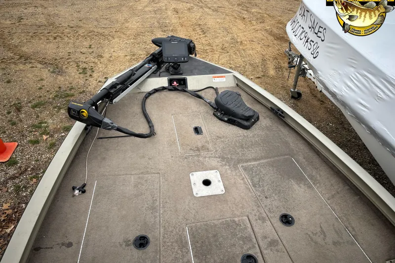 Slide: The Image of 2005 Lowe Stinger 170W boat deck with trolling motor and control panel. - 4