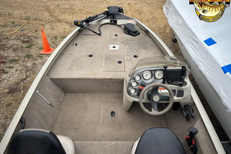 Slide: The Image of 2005 Lowe Stinger 170W boat interior with steering console and fishing deck. - 5