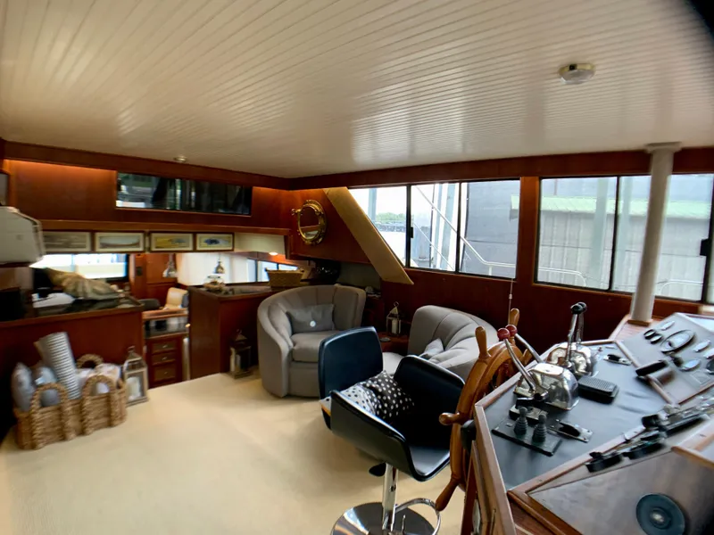 Slide: The Image of Interior of a 1988 Harbor Master 520 Coastal yacht. - 20