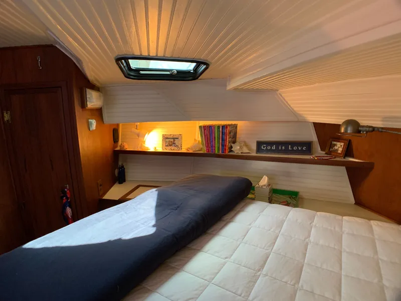 Slide: The Image of Interior of a 1988 Harbor Master 520 Coastal yacht. - 26