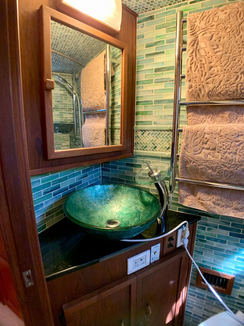 Slide: The Image of Green glass sink in a 1988 Harbor Master 520 Coastal. - 27