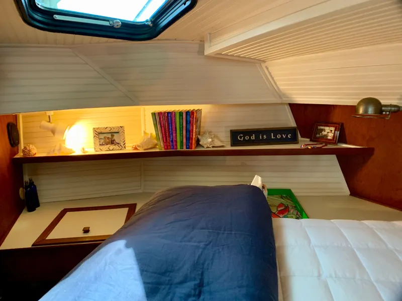 Slide: The Image of Interior of a 1988 Harbor Master 520 Coastal yacht. - 28