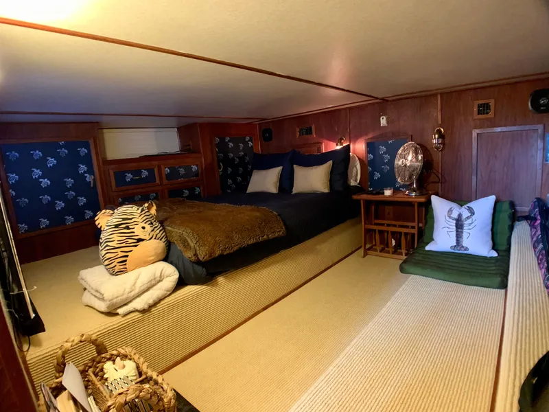 Slide: The Image of Cozy bedroom on a 1988 Harbor Master 520 Coastal boat. - 33