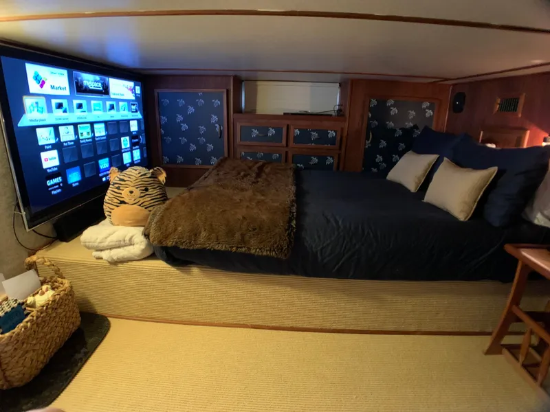 Slide: The Image of Cozy bedroom on a 1988 Harbor Master 520 Coastal boat. - 34