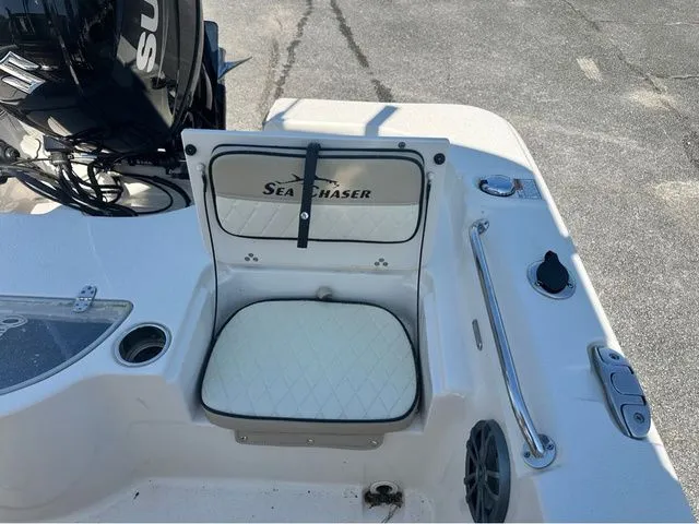 Slide: The Image of Sea Chaser 21 LX 2022 - 18