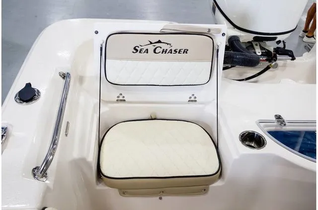 Slide: The Image of Sea Chaser 21 LX 2022 - 9