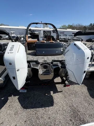 Slide: The Image of Tahoe Grand Tahoe Elite Windshield - 27 FT 2026 - 11