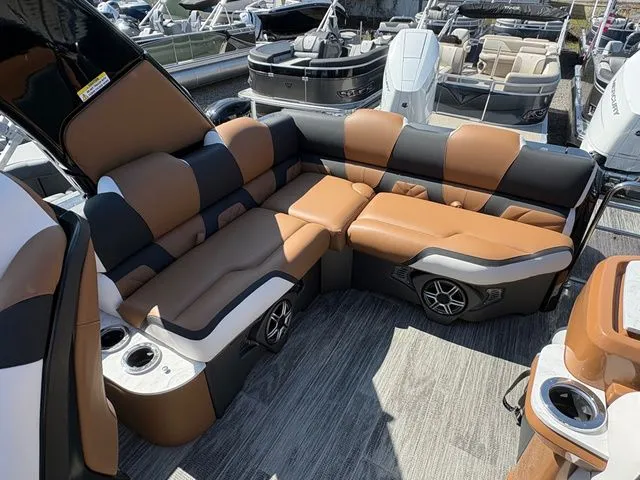 Slide: The Image of Tahoe Grand Tahoe Elite Windshield - 27 FT 2026 - 8