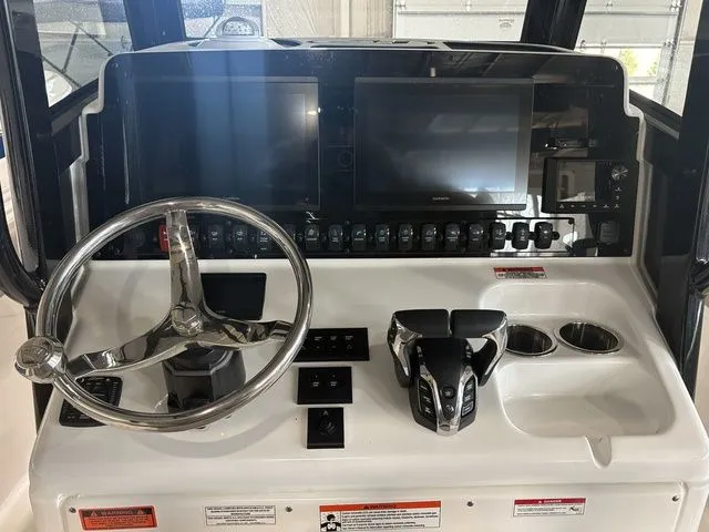 Slide: The Image of Sea Hunt Ultra 275 SE 2025 - 10