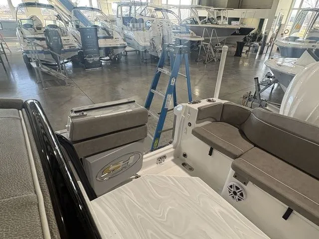 Slide: The Image of Sea Hunt Ultra 275 SE 2025 - 14