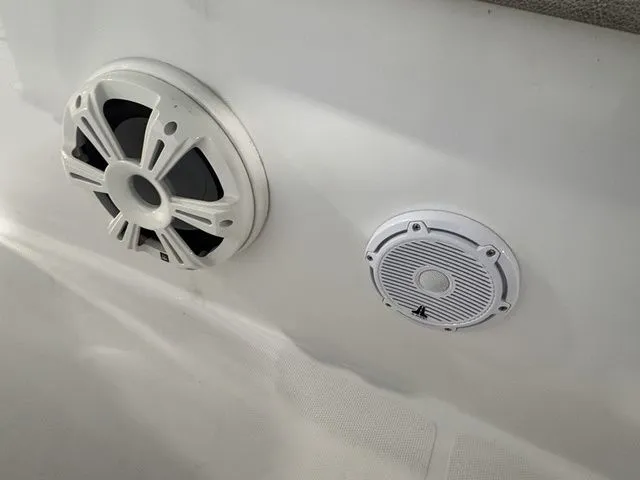 Slide: The Image of Sea Hunt Ultra 275 SE 2025 - 16