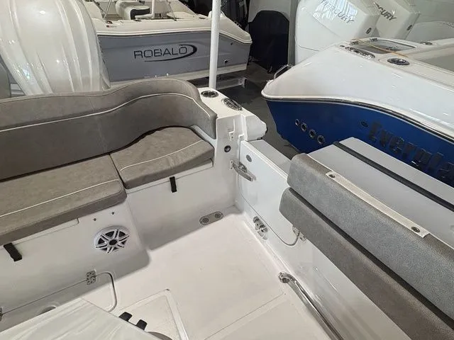 Slide: The Image of Sea Hunt Ultra 275 SE 2025 - 26