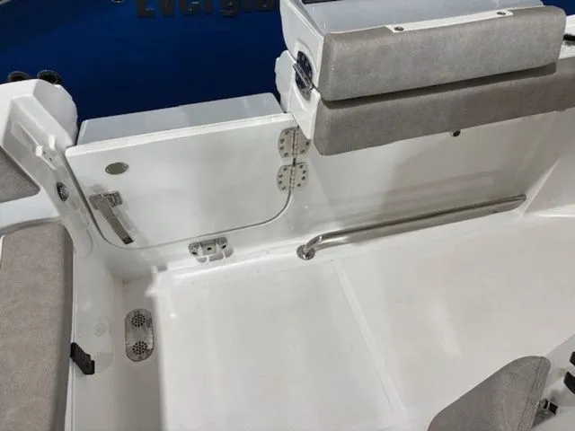 Slide: The Image of Sea Hunt Ultra 275 SE 2025 - 27