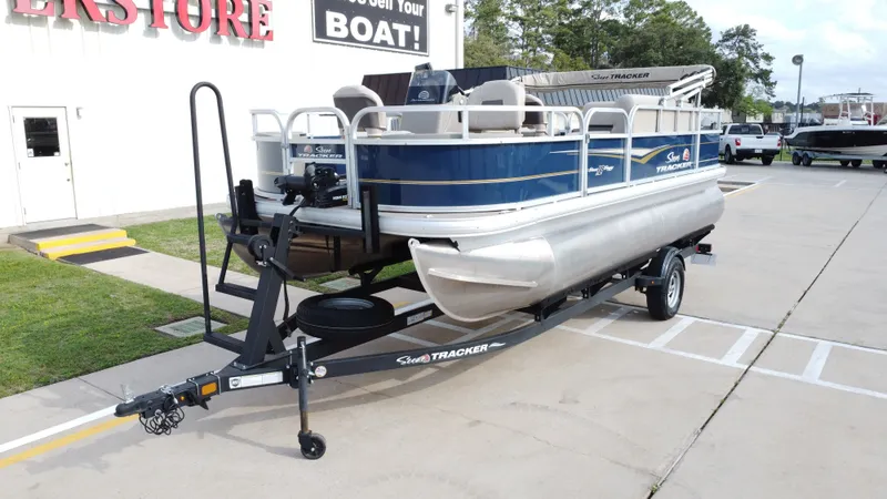 Slide: The Image of Sun Tracker 18 Bass Buggy 2024 - 10