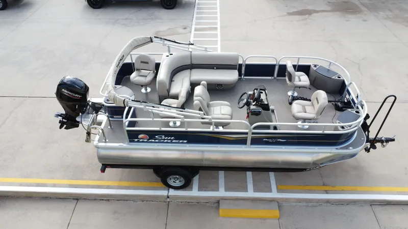 Slide: The Image of Sun Tracker 18 Bass Buggy 2024 - 32