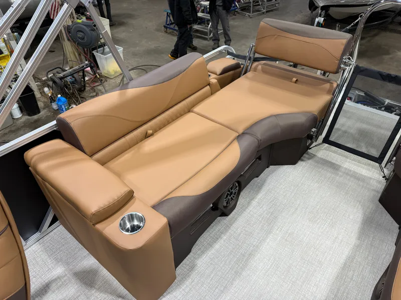 Slide: The Image of Tahoe LTZ 2385 Quad Lounge Shift SS & Honda 4-Stroke EFI 2026 - 18