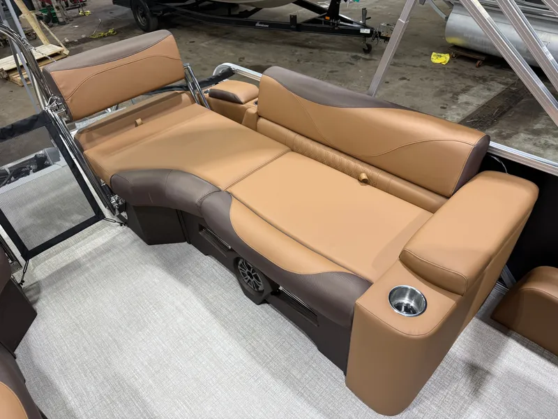 Slide: The Image of Tahoe LTZ 2385 Quad Lounge Shift SS & Honda 4-Stroke EFI 2026 - 19