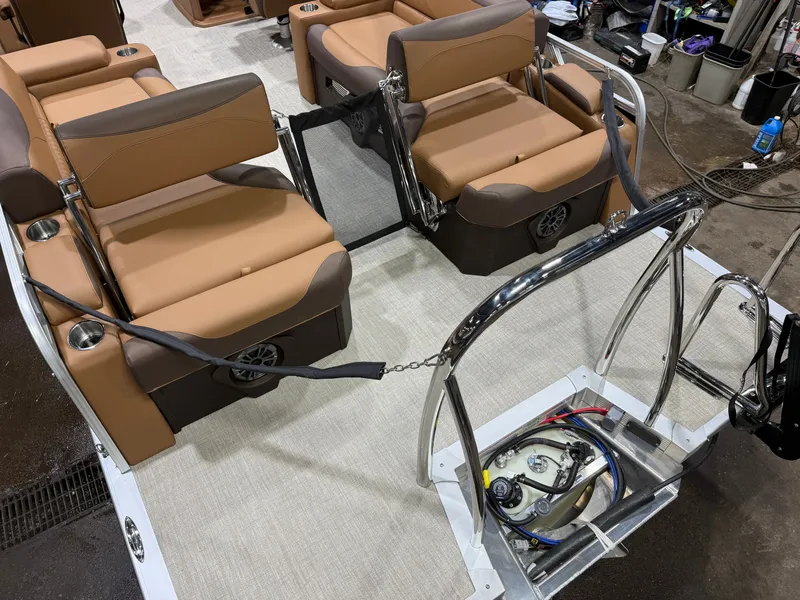 Slide: The Image of Tahoe LTZ 2385 Quad Lounge Shift SS & Honda 4-Stroke EFI 2026 - 21