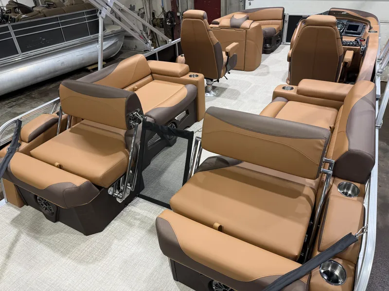 Slide: The Image of Tahoe LTZ 2385 Quad Lounge Shift SS & Honda 4-Stroke EFI 2026 - 23