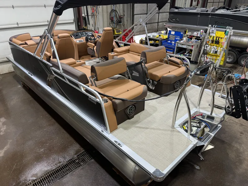 Slide: The Image of Tahoe LTZ 2385 Quad Lounge Shift SS & Honda 4-Stroke EFI 2026 - 46