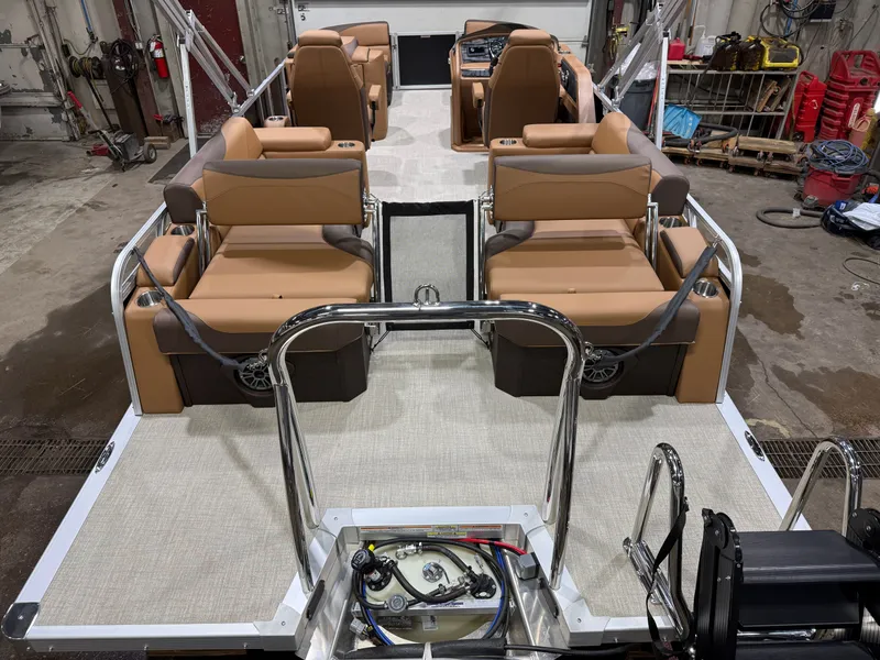 Slide: The Image of Tahoe LTZ 2385 Quad Lounge Shift SS & Honda 4-Stroke EFI 2026 - 5