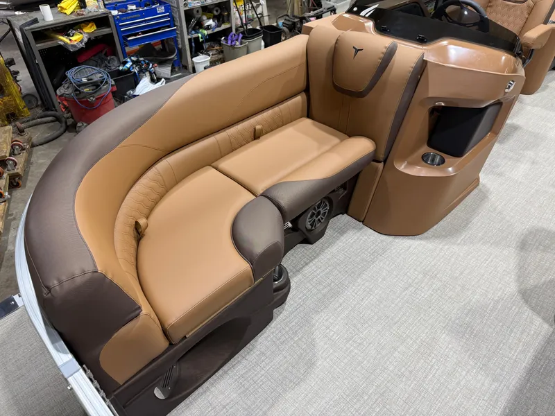 Slide: The Image of Tahoe LTZ 2385 Quad Lounge Shift SS & Honda 4-Stroke EFI 2026 - 7
