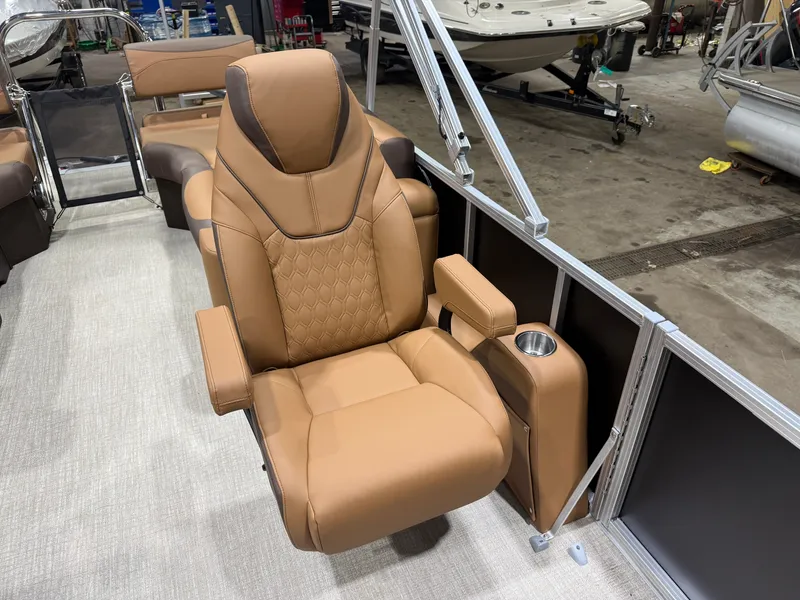 Slide: The Image of Tahoe LTZ 2385 Quad Lounge Shift SS & Honda 4-Stroke EFI 2026 - 9