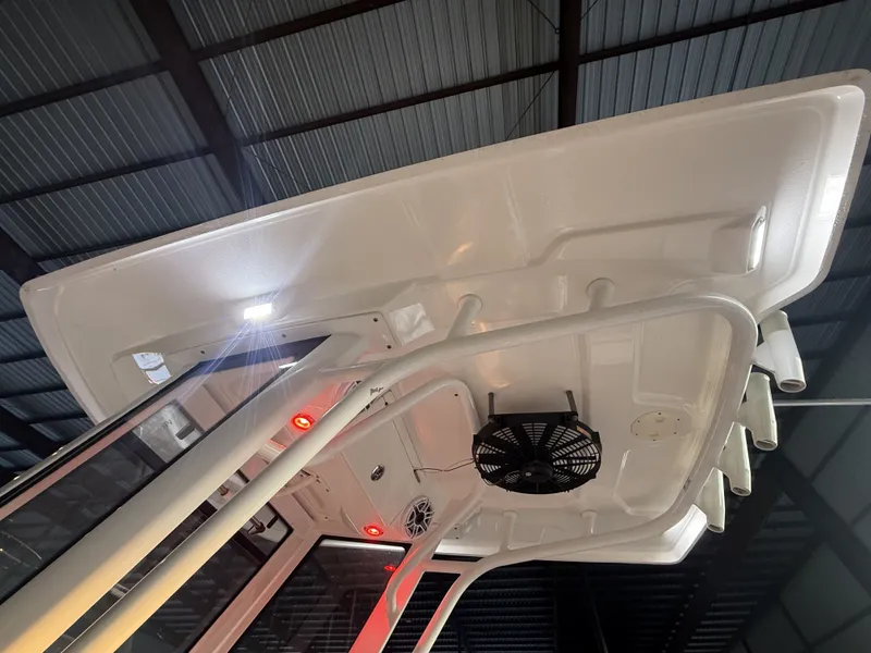 Slide: The Image of Robalo 266 Cayman 2022 - 16