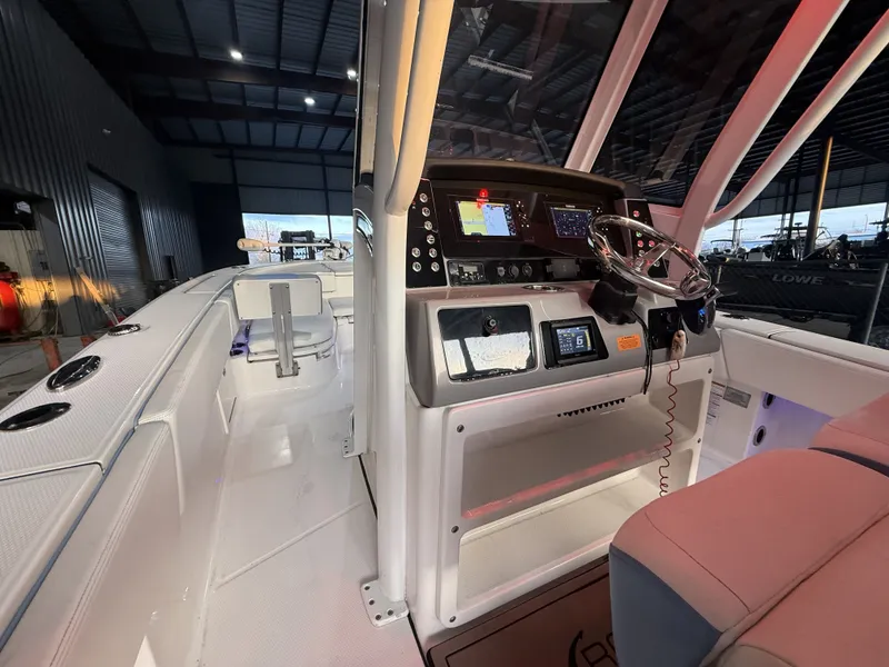 Slide: The Image of Robalo 266 Cayman 2022 - 8