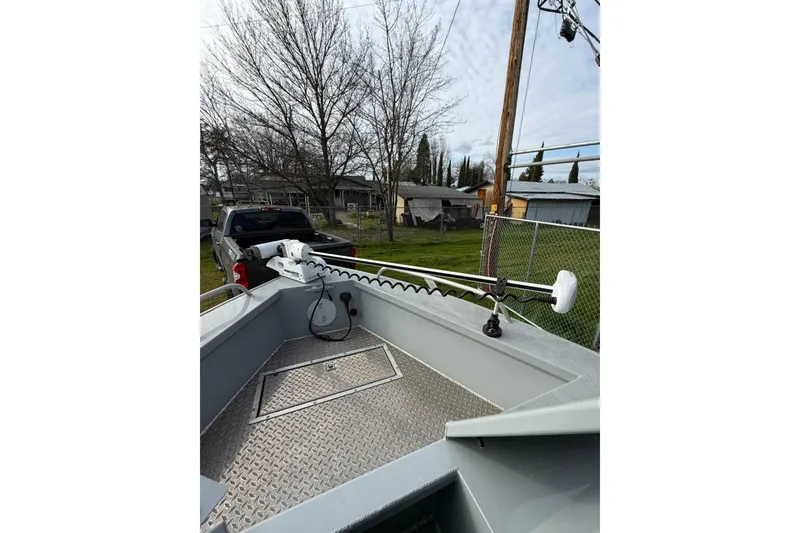 Slide: The Image of 2022 Hewescraft 220 Ocean Pro Hardtop boat with trolling motor in driveway. - 17