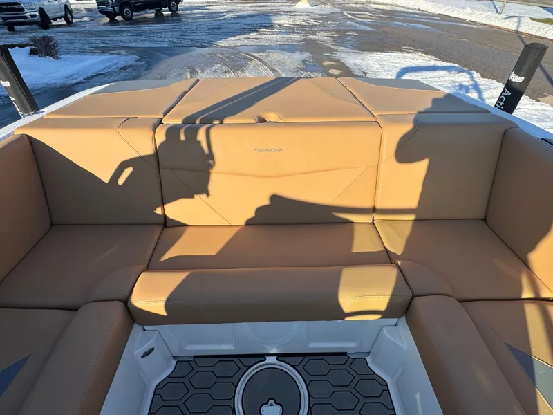 Slide: The Image of MasterCraft NXT21 2023 - 8