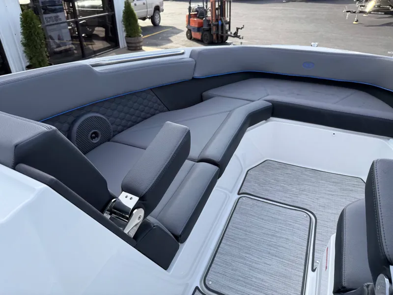 Slide: The Image of Cobalt R8 Surf 2026 - 22