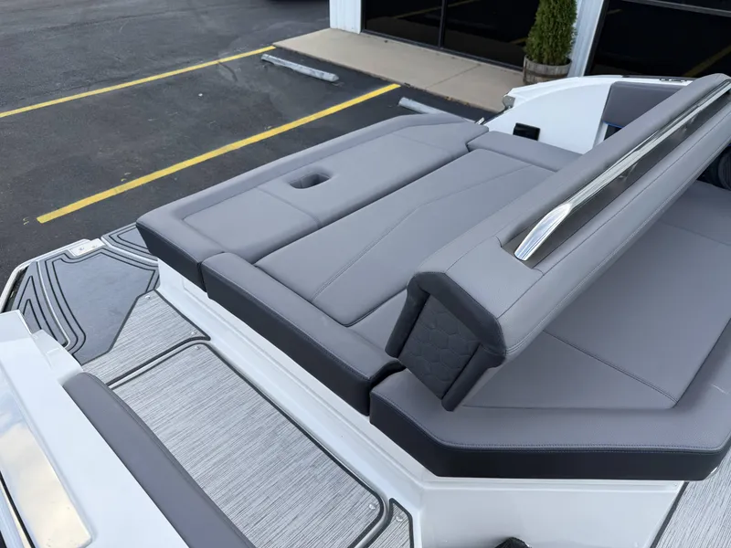 Slide: The Image of Cobalt R8 Surf 2026 - 9