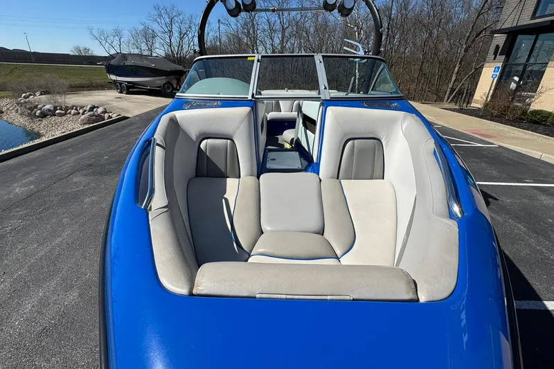 Slide: The Image of 2011 Centurion Avalanche C4 boat with blue exterior and spacious seating. - 6