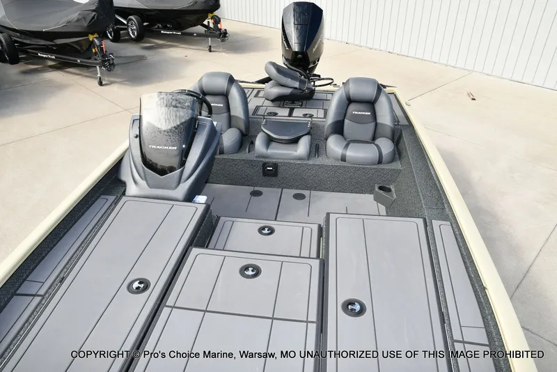 Slide: The Image of Tracker Savage 215 w/200HP Mercury 4 Stroke 2026 - 13