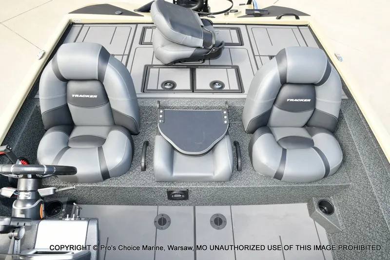 Slide: The Image of Tracker Savage 215 w/200HP Mercury 4 Stroke 2026 - 14