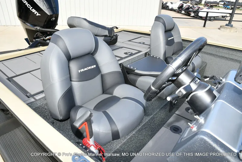 Slide: The Image of Tracker Savage 215 w/200HP Mercury 4 Stroke 2026 - 15