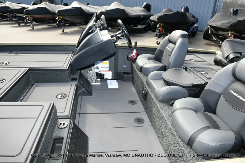 Slide: The Image of Tracker Savage 215 w/200HP Mercury 4 Stroke 2026 - 17