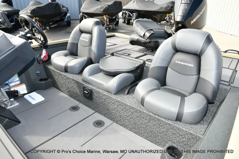 Slide: The Image of Tracker Savage 215 w/200HP Mercury 4 Stroke 2026 - 18