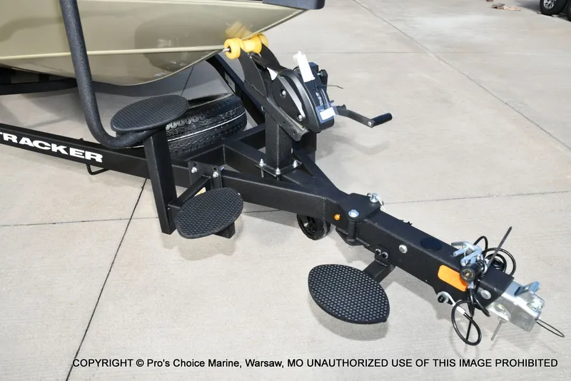 Slide: The Image of Tracker Savage 215 w/200HP Mercury 4 Stroke 2026 - 32