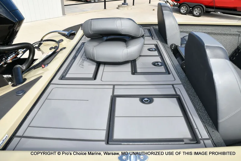 Slide: The Image of Tracker Savage 215 w/200HP Mercury 4 Stroke 2026 - 34