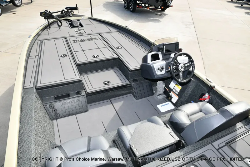 Slide: The Image of Tracker Savage 215 w/200HP Mercury 4 Stroke 2026 - 37